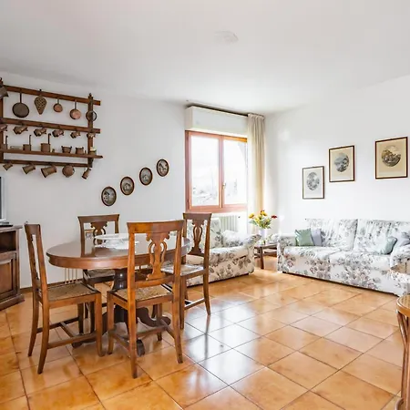 Bright With Balcony And Parking!