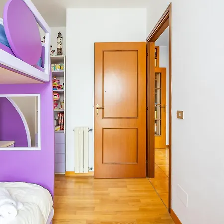 Bright With Balcony And Parking! Lucques