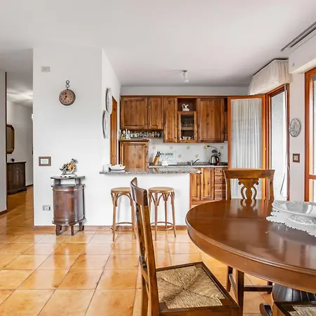 Bright With Balcony And Parking! Lucques