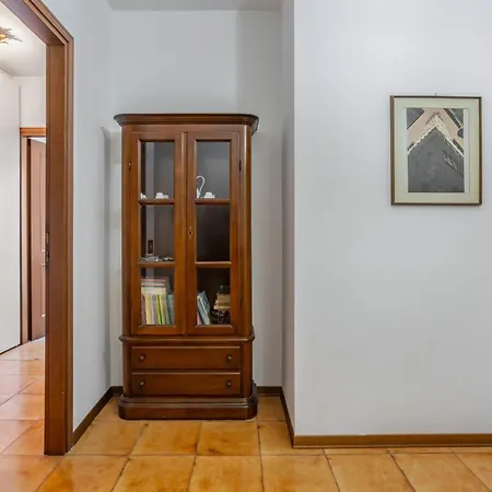 Bright With Balcony And Parking! Lucques