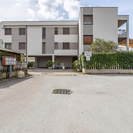 Bright With Balcony And Parking! Lucques