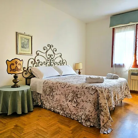 Bright With Balcony And Parking!
