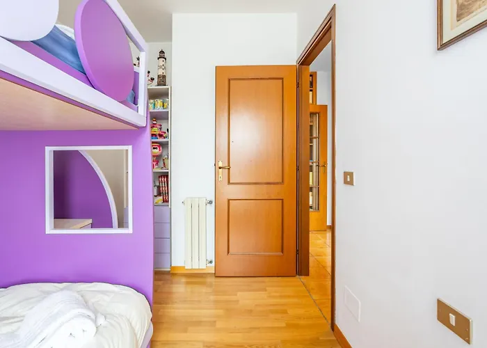 Guesthost - Bright Apartament With Balcony And Parking! 루카