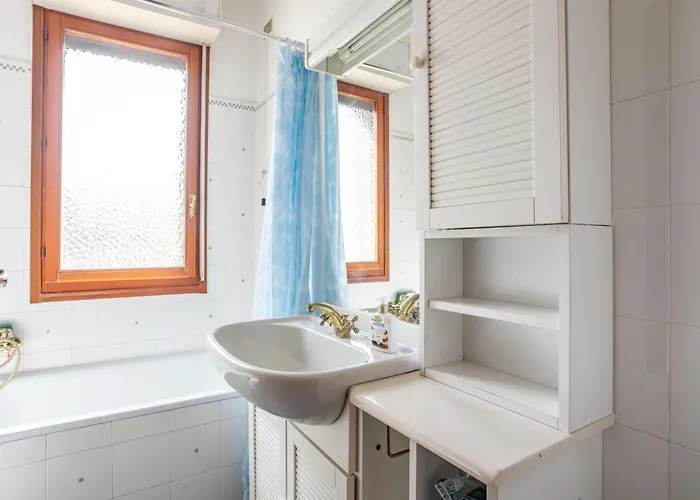 아파트 Guesthost - Bright Apartament With Balcony And Parking!