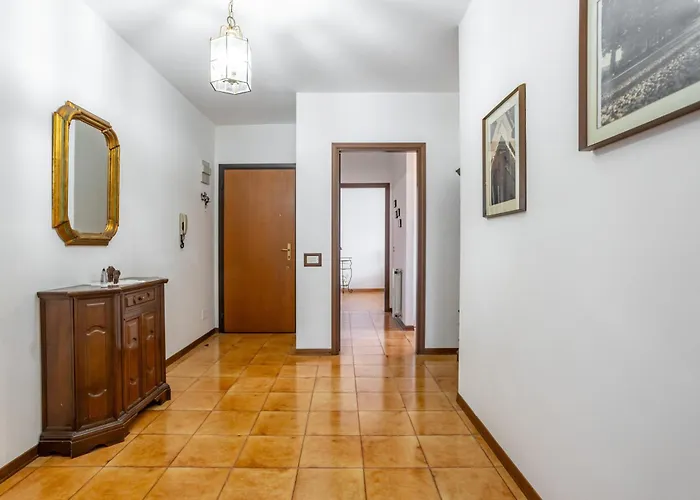 아파트 Guesthost - Bright Apartament With Balcony And Parking! 루카