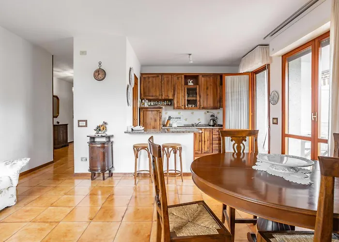 Guesthost - Bright Apartament With Balcony And Parking! 루카