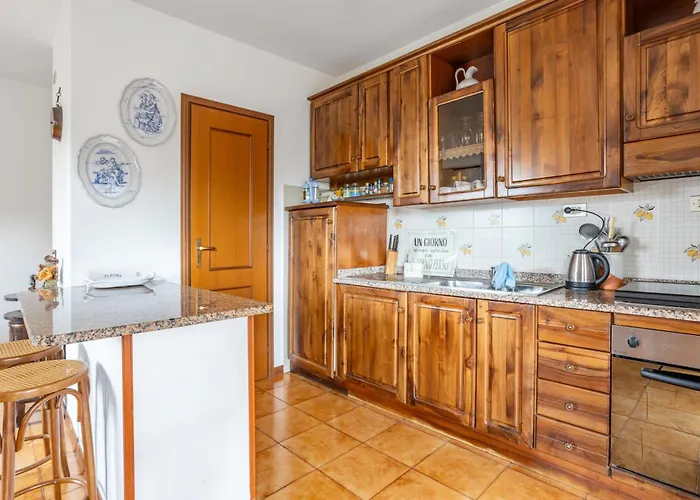 아파트 Guesthost - Bright Apartament With Balcony And Parking!